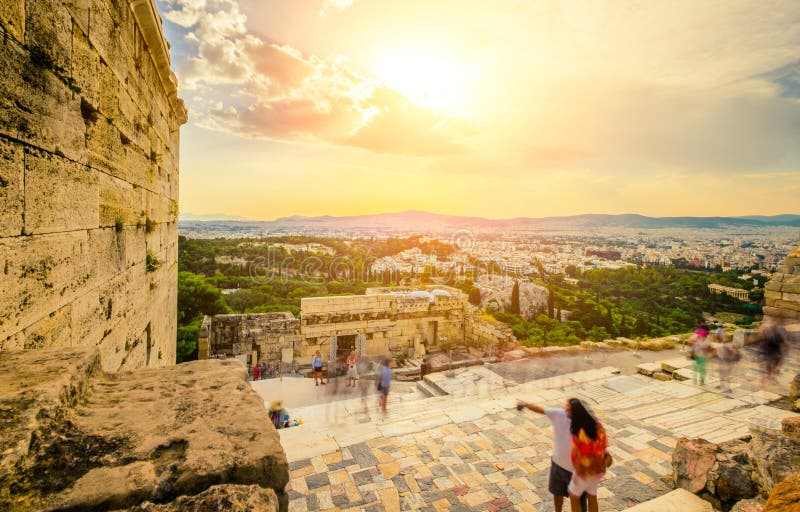 Tourist nahe dem Eingang zur Akropolise, Athen, Griechenland stockbilder Tourist nahe dem Eingang zur Akropolise, Athen, Griechenland stockbilder