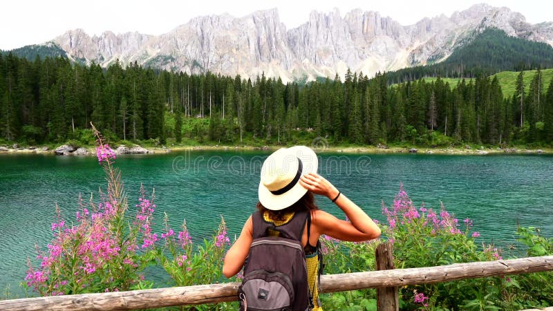 Touriste bénéficiant d'une vue imprenable sur le lac de carrizza et les dolomites en été banque de vidéos