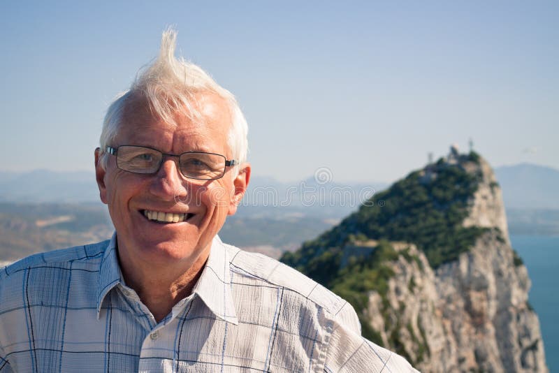Touriste d'homme supérieur au rocher de Gibraltar photos stock Touriste d'homme supérieur au rocher de Gibraltar photos stock