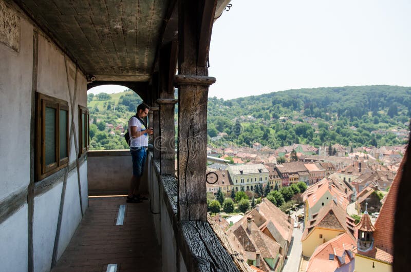 Touriste dans la tour d'horloge dans Sighisoara, Roumanie photographie stock libre de droits Touriste dans la tour d'horloge dans Sighisoara, Roumanie photographie stock libre de droits