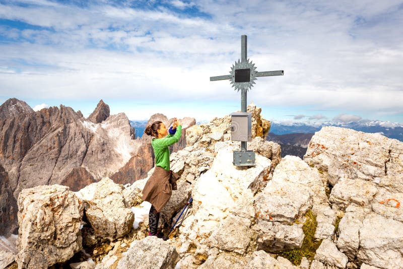Touriste de femme de randonneurs Italie tenant le sommet de la montagne de duleda de piz d'image