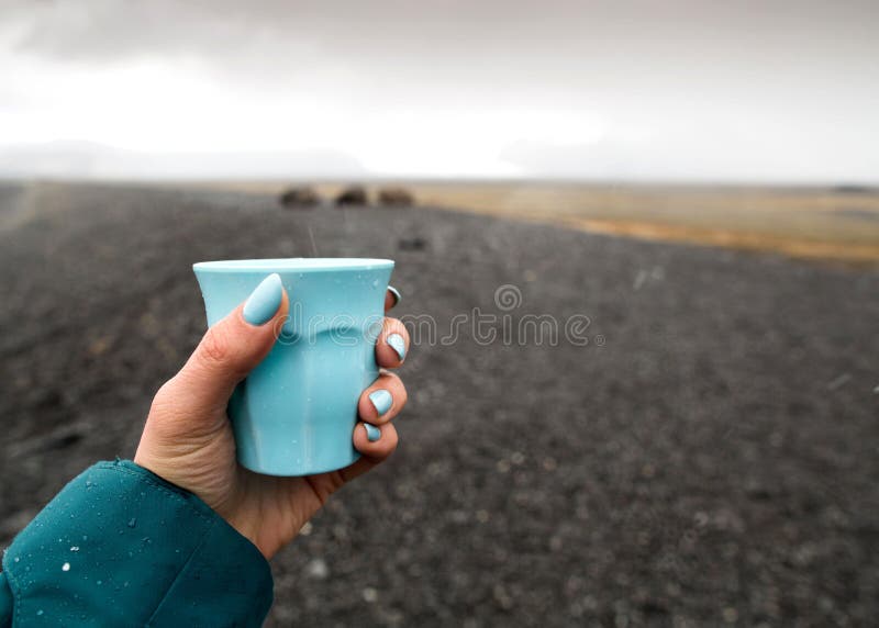 Touriste de fille tenant un verre photo stock Touriste de fille tenant un verre photo stock
