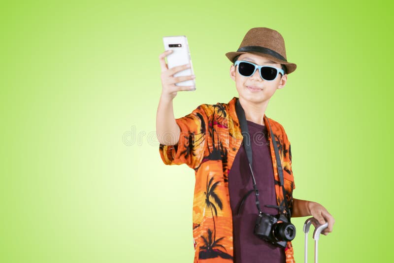 Touriste de la préadolescence de garçon prenant la photo sur le studio photo stock