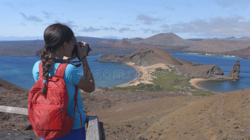 Touriste Galapagos et prend des photos en profitant de la vue inconic renommé de l'île de bartolome