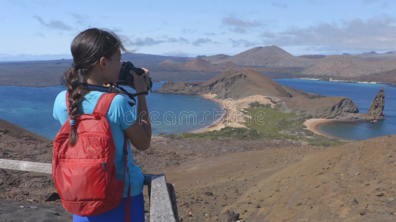 Touriste galapagos prendre des photos avec caméra sur l'île bartolome