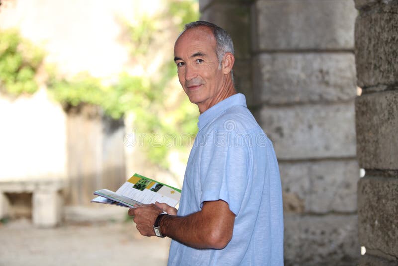 Touriste lisant un guide image stock Touriste lisant un guide image stock