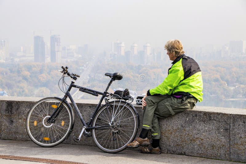 Touriste sur une bicyclette regardant la ville de Kiev Ukraine 10 10 2017 images libres de droits Touriste sur une bicyclette regardant la ville de Kiev Ukraine 10 10 2017 images libres de droits