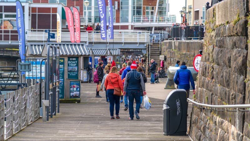 Touristen auf dem Kai an Cardiff-Bucht stockbild Touristen auf dem Kai an Cardiff-Bucht stockbild