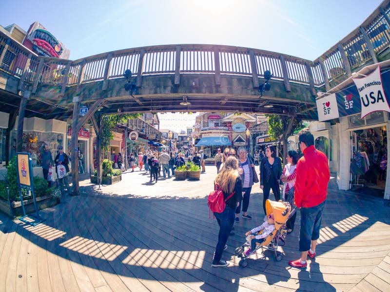 Touristen auf Fischer ` s Kai, Pier 39 unter Holzbrücke lizenzfreie stockfotos Touristen auf Fischer ` s Kai, Pier 39 unter Holzbrücke lizenzfreie stockfotos
