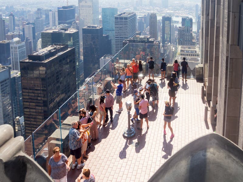 Touristen an der Spitze der Felsenaussichtsplattform in New- Yorkverdichtereintrittslufttemperat