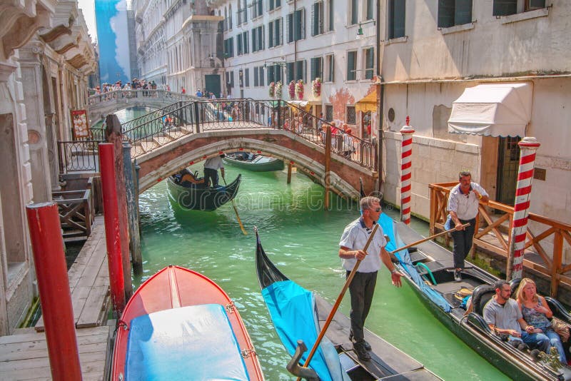 Touristen, die in der Gondel in Venedig-Kanal besichtigen lizenzfreie stockfotografie Touristen, die in der Gondel in Venedig-Kanal besichtigen lizenzfreie stockfotografie