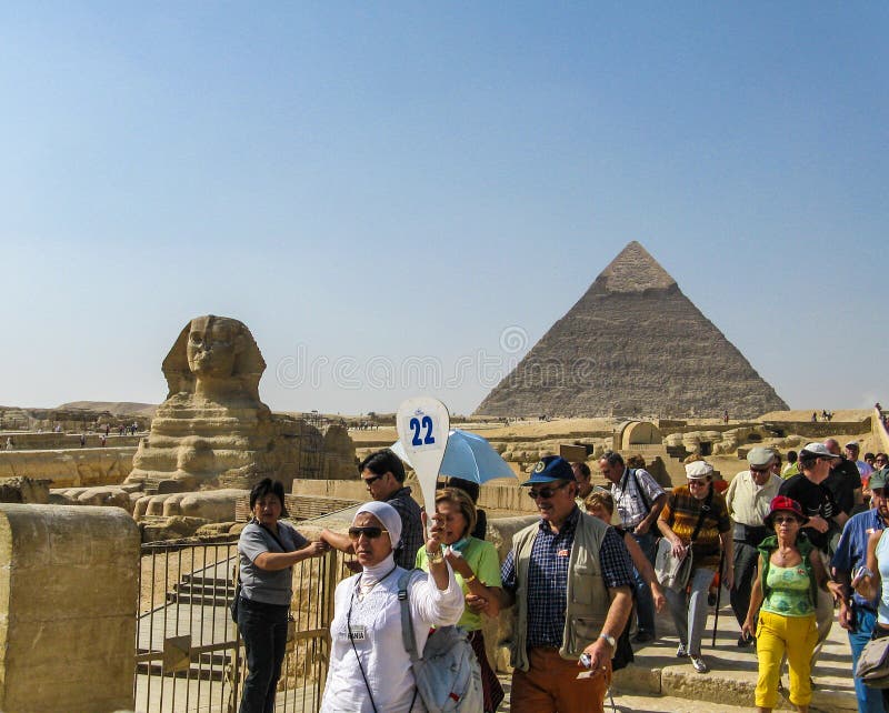 Touristen, die einem Reiseführer in Giza folgen.