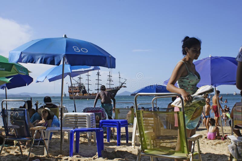 Touristen, die an einem Sommertag an Laranjeiras-Strand, Balneario de Camboriu, Santa Catarina Brazil - 2. Februar 2019 baden stockfotos Touristen, die an einem Sommertag an Laranjeiras-Strand, Balneario de Camboriu, Santa Catarina Brazil - 2. Februar 2019 baden stockfotos