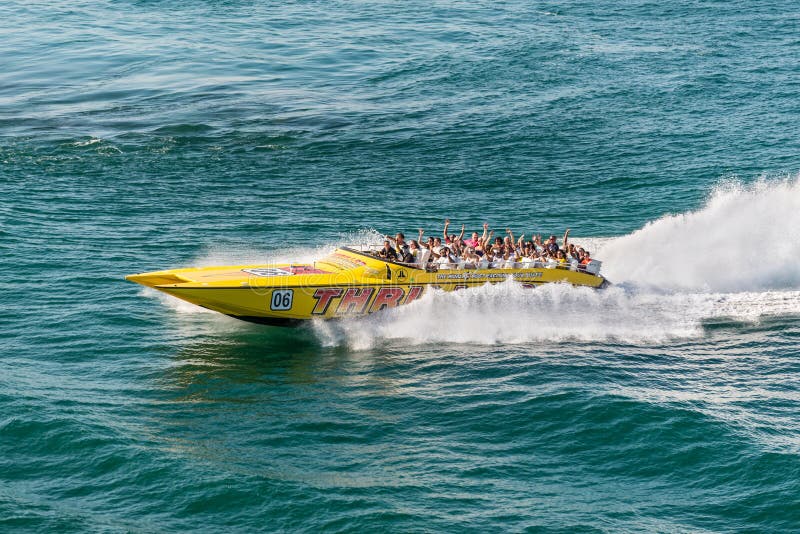 Touristen, die einen Hochgeschwindigkeitsbesichtigungsbootsausflug von Miami und von Miami Beach genießen