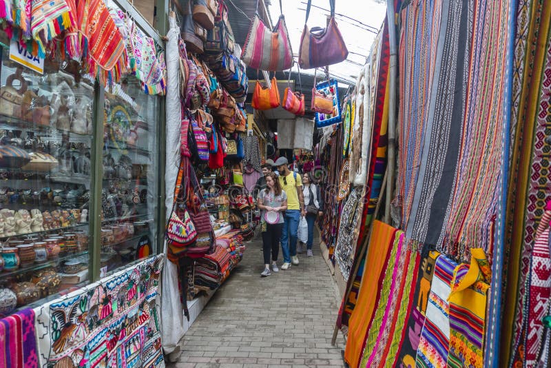 Touristen, die einen Markt nahe Machu Picchu in Peru besuchen stockfotografie Touristen, die einen Markt nahe Machu Picchu in Peru besuchen stockfotografie