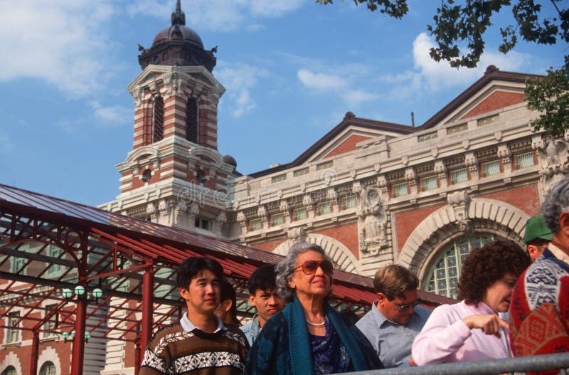Touristen, die Ellis Island, New York, NY betreten