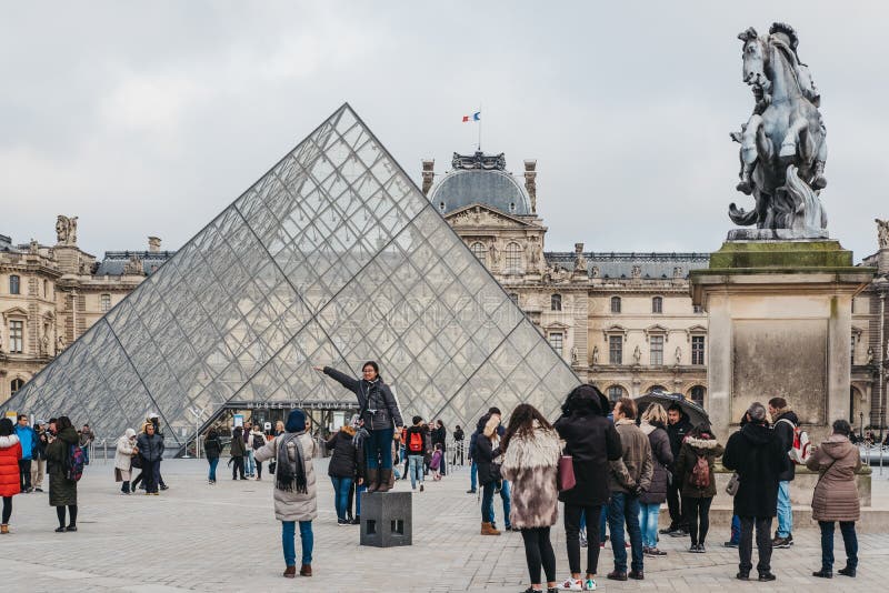 Touristen, die Fotos in der Front auf dem Louvre-Museum in Paris, Frankreich machen lizenzfreie stockfotos Touristen, die Fotos in der Front auf dem Louvre-Museum in Paris, Frankreich machen lizenzfreie stockfotos
