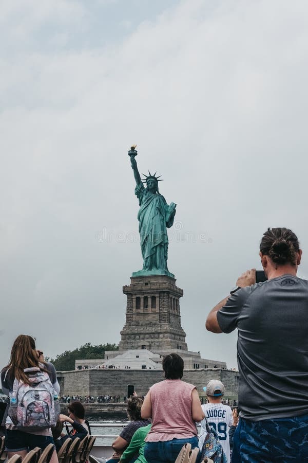 Touristen, die Fotos des Freiheitsstatuen von einem Ausflugboot auf dem Hudson, New York, USA machen lizenzfreie stockfotografie Touristen, die Fotos des Freiheitsstatuen von einem Ausflugboot auf dem Hudson, New York, USA machen lizenzfreie stockfotografie