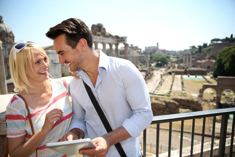 Touristen, die Roman Forum bereitstehen