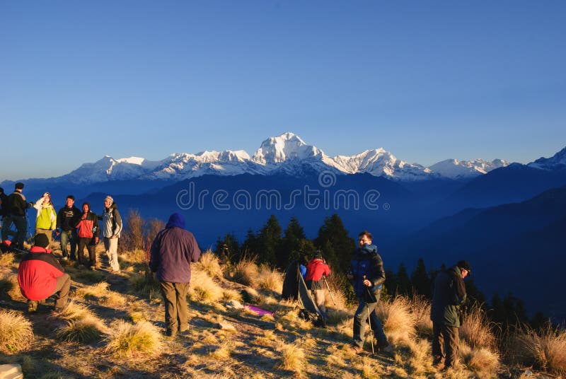 Touristen, die Sonnenaufgang bei Poonhill, Annapurna-Stromkreis in Nepal warten lizenzfreie stockbilder Touristen, die Sonnenaufgang bei Poonhill, Annapurna-Stromkreis in Nepal warten lizenzfreie stockbilder