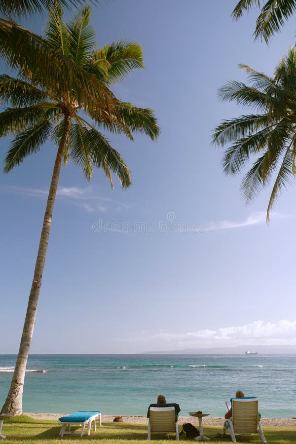 Touristen, die am Strand sich entspannen lizenzfreies stockbild Touristen, die am Strand sich entspannen lizenzfreies stockbild