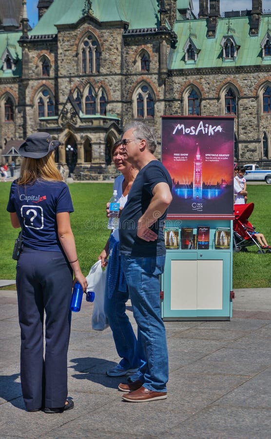 Touristen, die um Rat von einem Führer in Ottawa ersuchen stockfoto Touristen, die um Rat von einem Führer in Ottawa ersuchen stockfoto