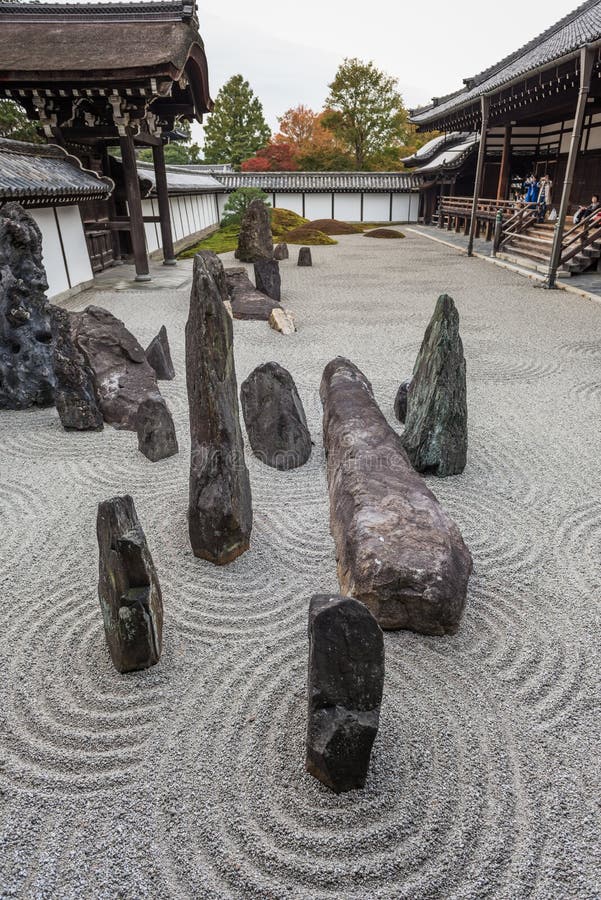 Touristen, die Zensteinkieselgarten schauen lizenzfreie stockfotografie Touristen, die Zensteinkieselgarten schauen lizenzfreie stockfotografie
