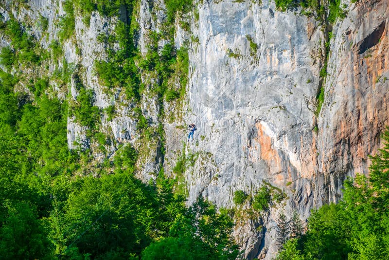 Touristen fahren auf das Zipline durch die Schlucht Tara Rivers lizenzfreie stockbilder Touristen fahren auf das Zipline durch die Schlucht Tara Rivers lizenzfreie stockbilder