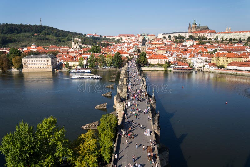 Touristen gehen auf Charles Bridge über Vltavar-Fluss, UNESCO-Welterbestätte, Prag, Tschechische Republik stockfoto Touristen gehen auf Charles Bridge über Vltavar-Fluss, UNESCO-Welterbestätte, Prag, Tschechische Republik stockfoto