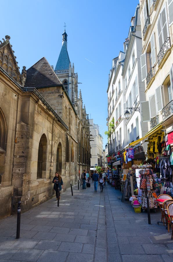 Touristen gehen entlang schmale Rue Saint-Severen nahe Kirche des Heiligen Severin und Souvenirladen im lateinischen Viertel, Par lizenzfreie stockfotografie Touristen gehen entlang schmale Rue Saint-Severen nahe Kirche des Heiligen Severin und Souvenirladen im lateinischen Viertel, Par lizenzfreie stockfotografie