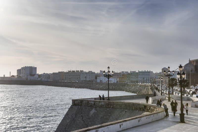 Touristen gehen während eines ruhigen Frühlingsabends, Stadtzentrum von Cadiz lizenzfreie stockfotos Touristen gehen während eines ruhigen Frühlingsabends, Stadtzentrum von Cadiz lizenzfreie stockfotos