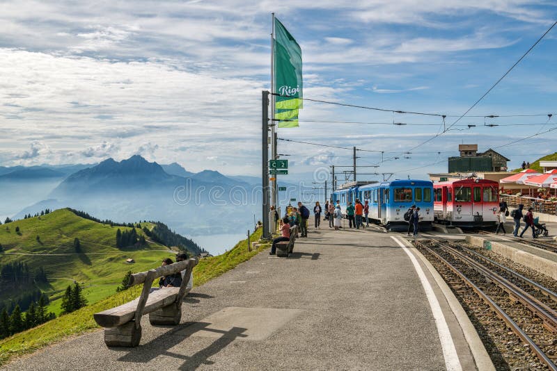 Touristen genießen ihre Zeit auf der Bergstation der Zahnradbahn auf dem Rigi-Berg in der Schweiz stockbilder Touristen genießen ihre Zeit auf der Bergstation der Zahnradbahn auf dem Rigi-Berg in der Schweiz stockbilder