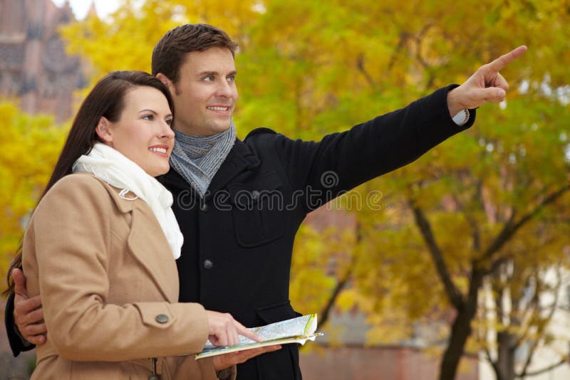 Touristen im Herbst unter Verwendung der Stadtkarte