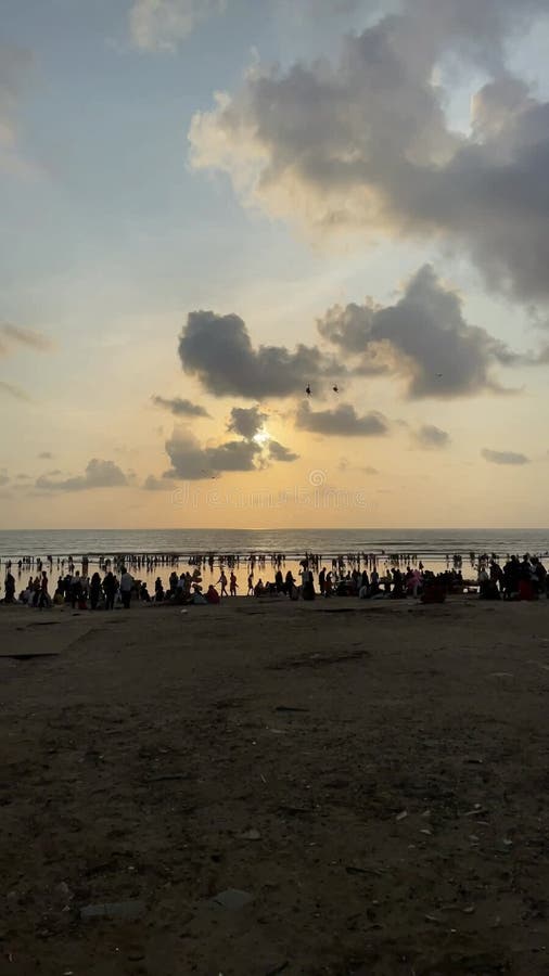 Touristen in juhu Strand Mumbai india