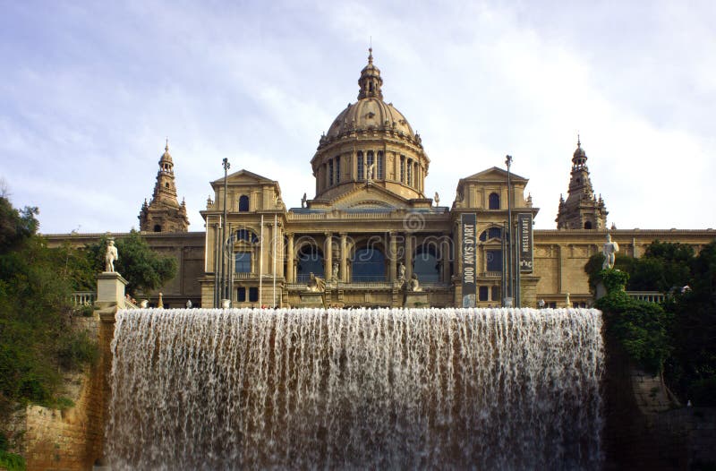 Touristen am MNAC in Barcelona stockbild Touristen am MNAC in Barcelona stockbild