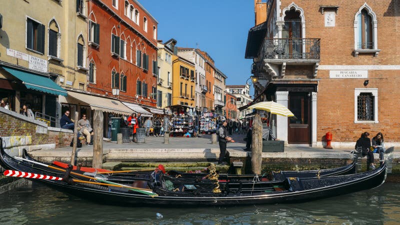 Touristen nahe bei einer Gondel auf schmalem Kanal lizenzfreies stockbild Touristen nahe bei einer Gondel auf schmalem Kanal lizenzfreies stockbild