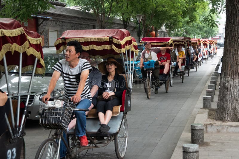 Touristen Pekings China an der Rikscha