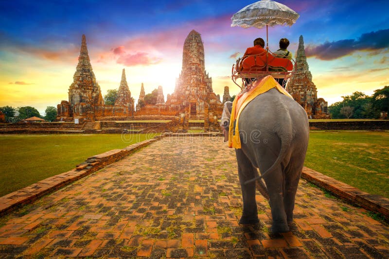 Touristen reiten einen Elefanten an Wat Chaiwatthanaram-Tempel in Ayuthaya, Thailand lizenzfreies stockbild Touristen reiten einen Elefanten an Wat Chaiwatthanaram-Tempel in Ayuthaya, Thailand lizenzfreies stockbild