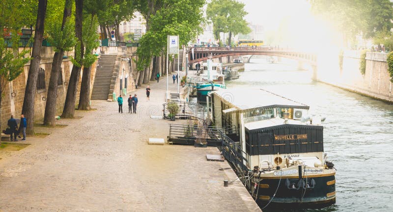 Touristen schlendern entlang die Seine neben den Lastkähnen in Paris, lizenzfreies stockfoto Touristen schlendern entlang die Seine neben den Lastkähnen in Paris, lizenzfreies stockfoto