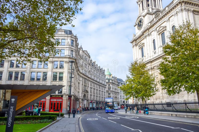 Touristen an St Paul Kirchhof nahe bei St Paul Kathedrale in London stockbild Touristen an St Paul Kirchhof nahe bei St Paul Kathedrale in London stockbild