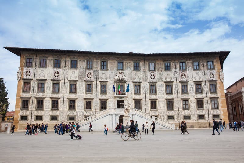 Touristen und Einheimische am Palazzo-della Carovana errichteten im Jahre 1564 gefunden an den Rittern quadrieren in Pisa stockfotos Touristen und Einheimische am Palazzo-della Carovana errichteten im Jahre 1564 gefunden an den Rittern quadrieren in Pisa stockfotos