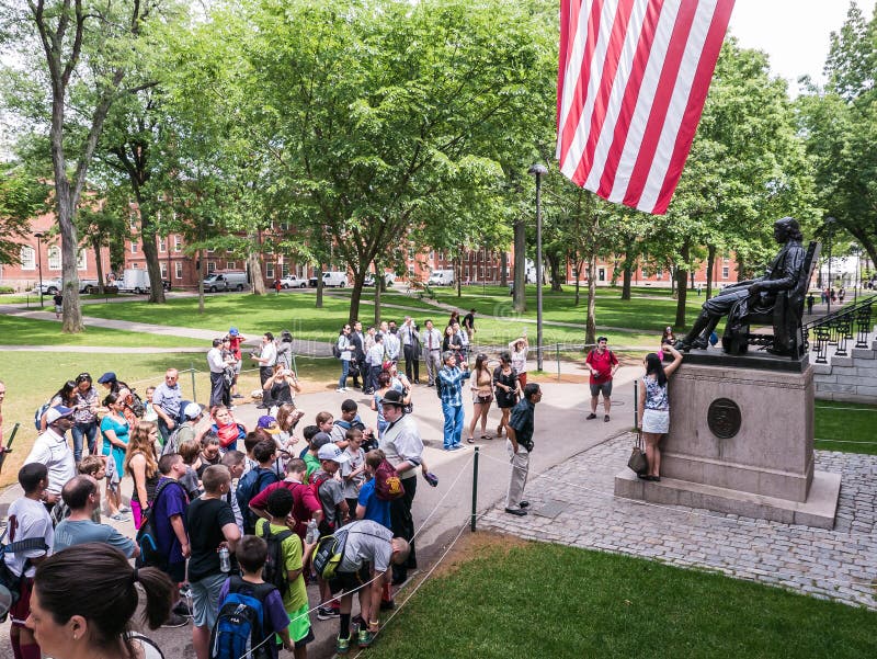 Touristen und Reisegruppe durch John Harvard-Statue in Harvard-Yard stockbild Touristen und Reisegruppe durch John Harvard-Statue in Harvard-Yard stockbild