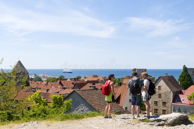 Touristen, die mittelalterliches Visby besuchen
