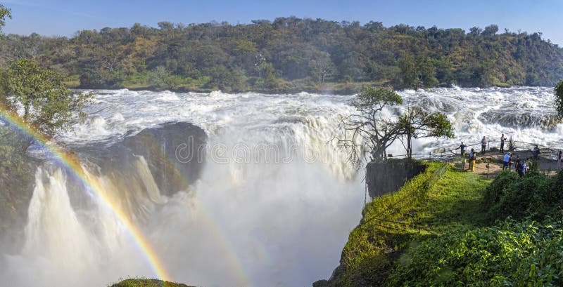 Touristen überblicken den massiven Wasserfall der Murchison Falls am Nil in Uganda stockbild