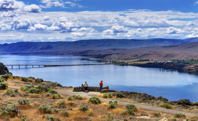 Touristen übersehen Wanapum See-Kolumbien-Fluss-wilde Pferde Monume lizenzfreies stockfoto Touristen übersehen Wanapum See-Kolumbien-Fluss-wilde Pferde Monume lizenzfreies stockfoto