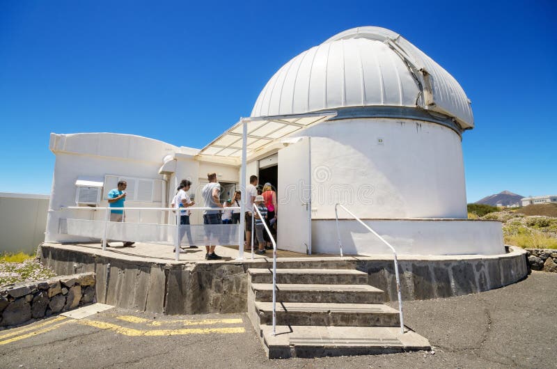 Touristenbesuchsteleskope an astronomischem Observatorium Teide am 7. Juli 2015 in Teneriffa, Kanarische Insel, Spanien