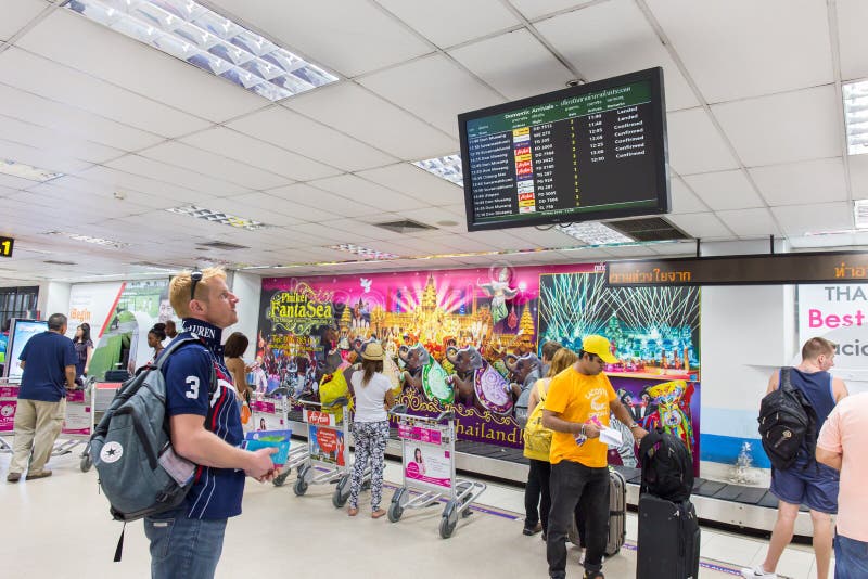 Touristenkontrollflug-Formanzeige an internationalem Flughafen Phuket stockbilder Touristenkontrollflug-Formanzeige an internationalem Flughafen Phuket stockbilder