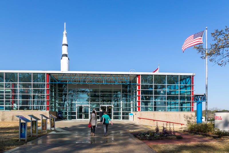 Touristes appréciant un jour de ciel bleu chez Marshall Space Flight Center en Alabama photos libres de droits Touristes appréciant un jour de ciel bleu chez Marshall Space Flight Center en Alabama photos libres de droits