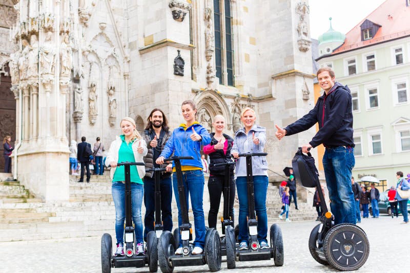 Touristes ayant Segway visitant le pays images stock Touristes ayant Segway visitant le pays images stock