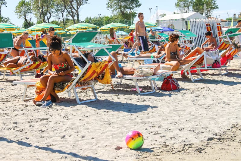 Touristes dans la marina de Bellaria Igea de station touristique, Rimini, Italie image libre de droits Touristes dans la marina de Bellaria Igea de station touristique, Rimini, Italie image libre de droits